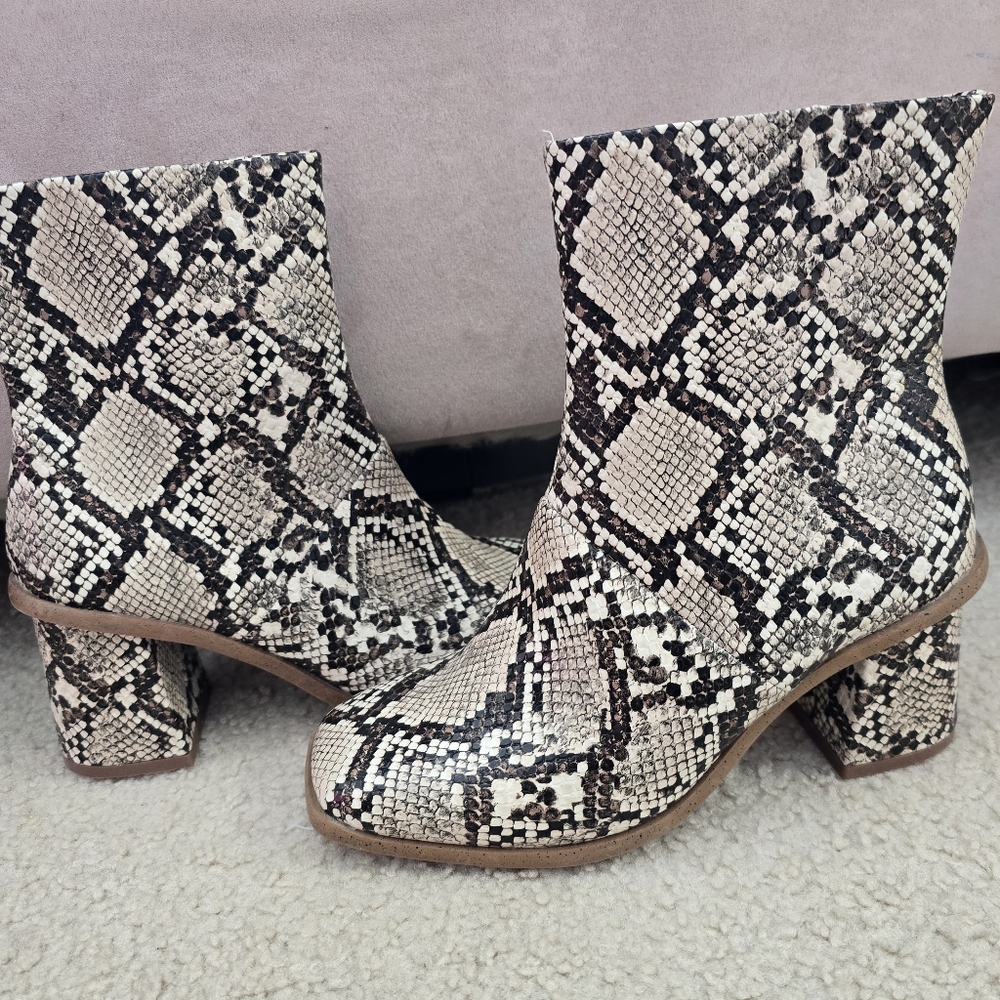 Time and Tru Snakeskin Print Block Heel Ankle Boots Womens Size 6